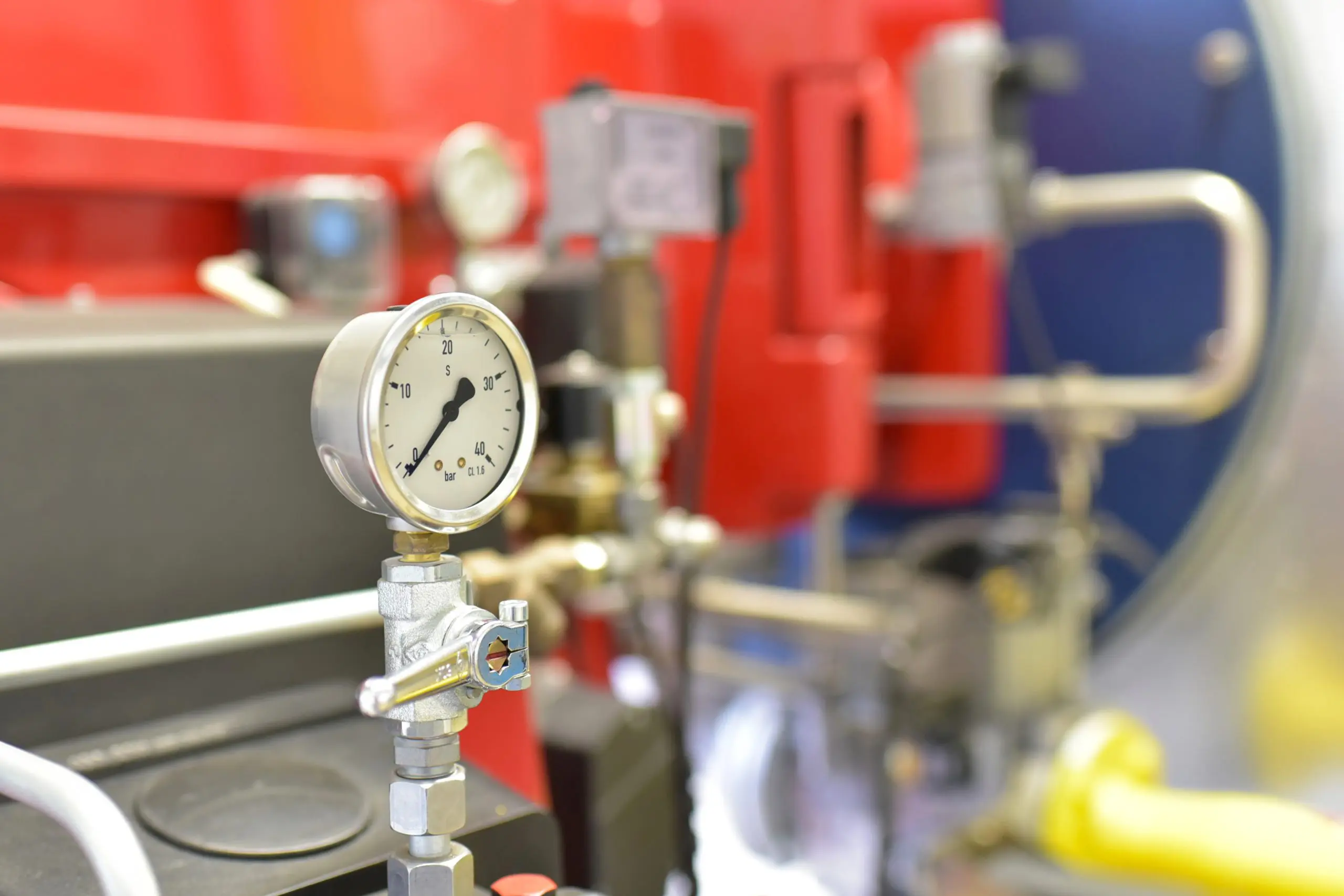 Monometer mit Druckluft-Anzeige einer Maschine einer Industrieanlage